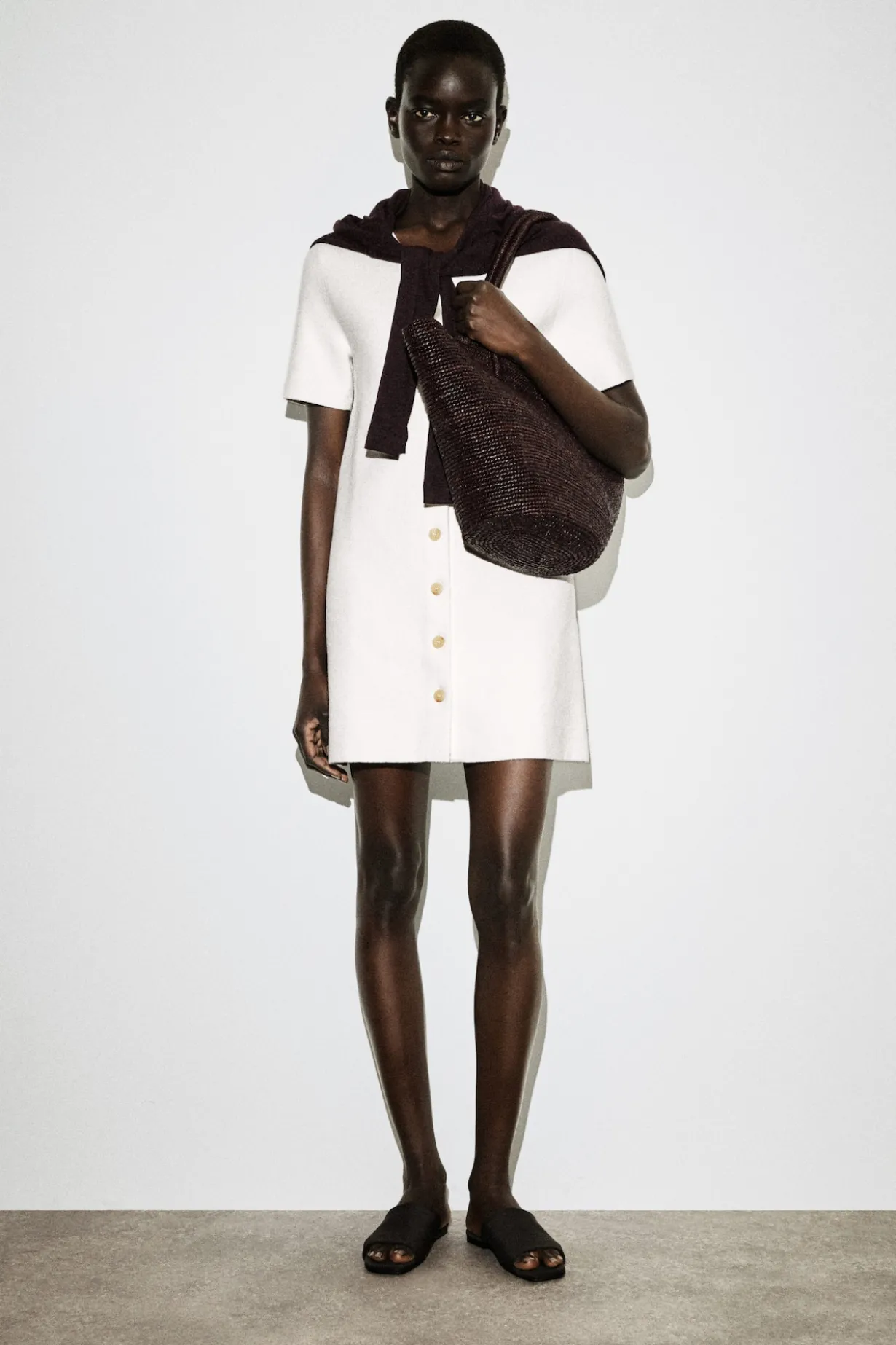 MINIKLEID AUS FEINSTRICK MIT KNÖPFEN