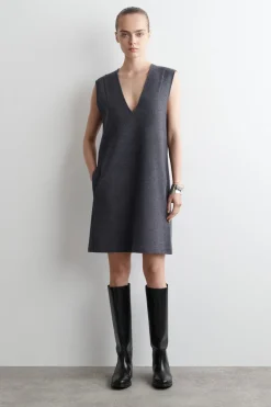 MINIKLEID AUS KOCHWOLLE MIT V-AUSSCHNITT