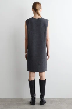 MINIKLEID AUS KOCHWOLLE MIT V-AUSSCHNITT