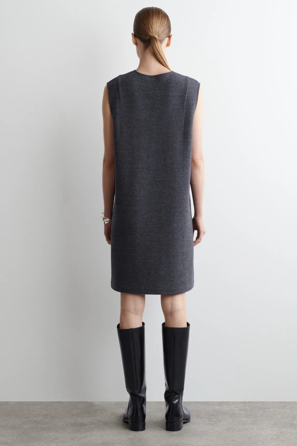MINIKLEID AUS KOCHWOLLE MIT V-AUSSCHNITT