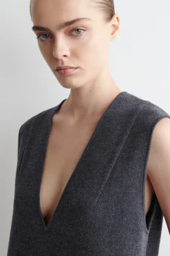 MINIKLEID AUS KOCHWOLLE MIT V-AUSSCHNITT