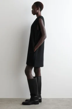 MINIKLEID AUS KOCHWOLLE MIT V-AUSSCHNITT