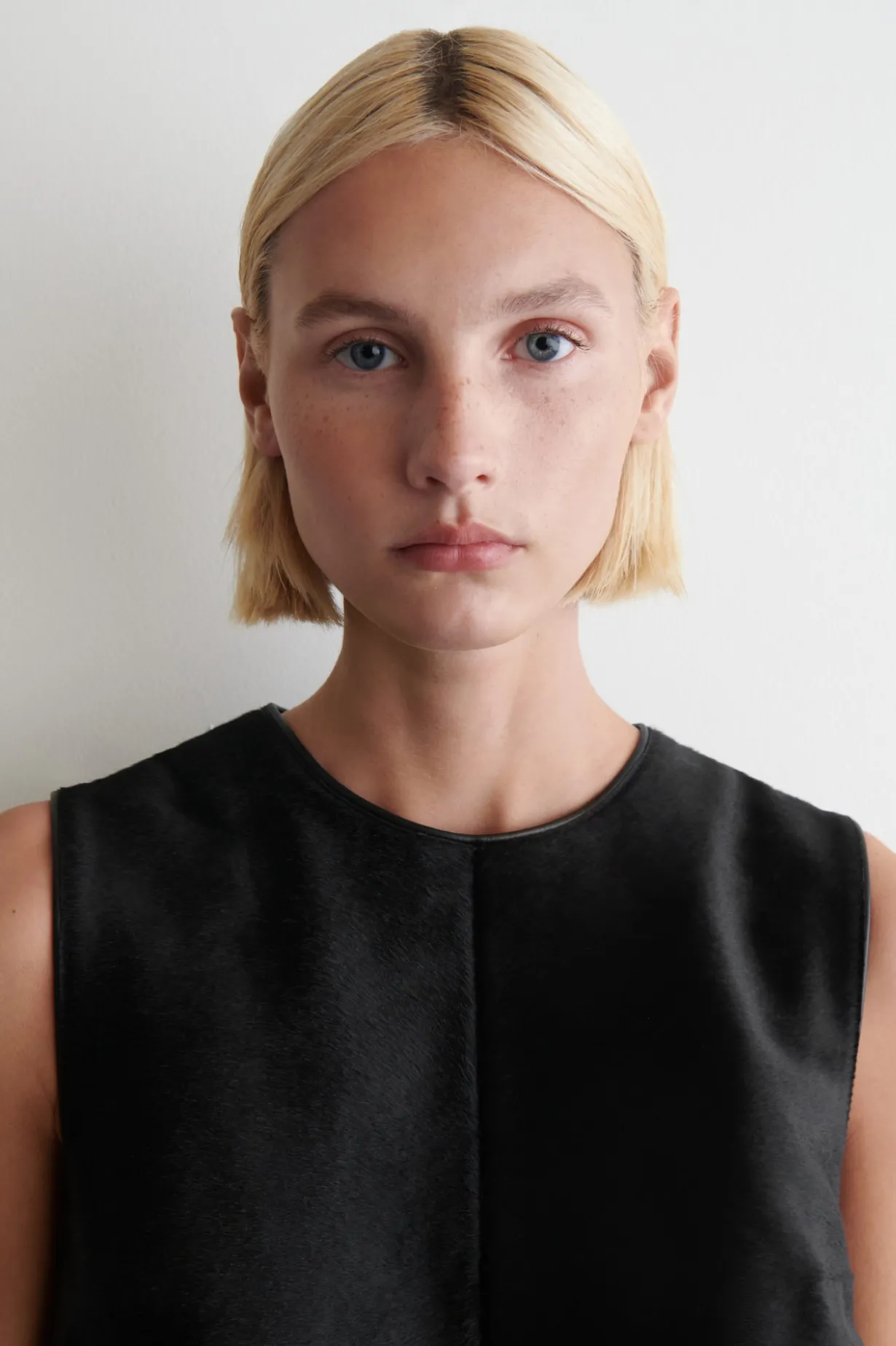 MINIKLEID AUS LEDER MIT PONYHAAR-EFFEKT