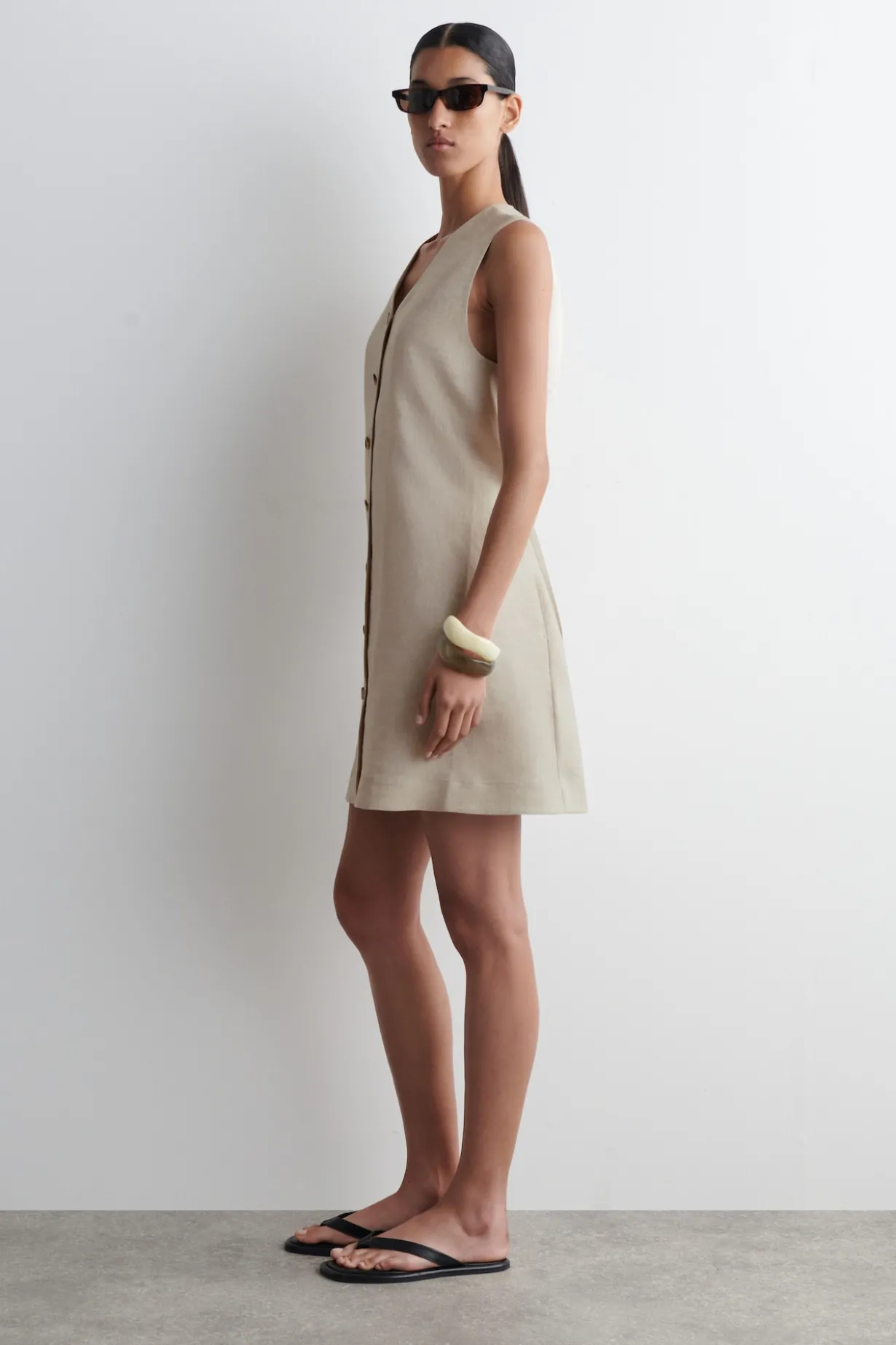 MINIKLEID AUS LEINEN MIT KNÖPFEN