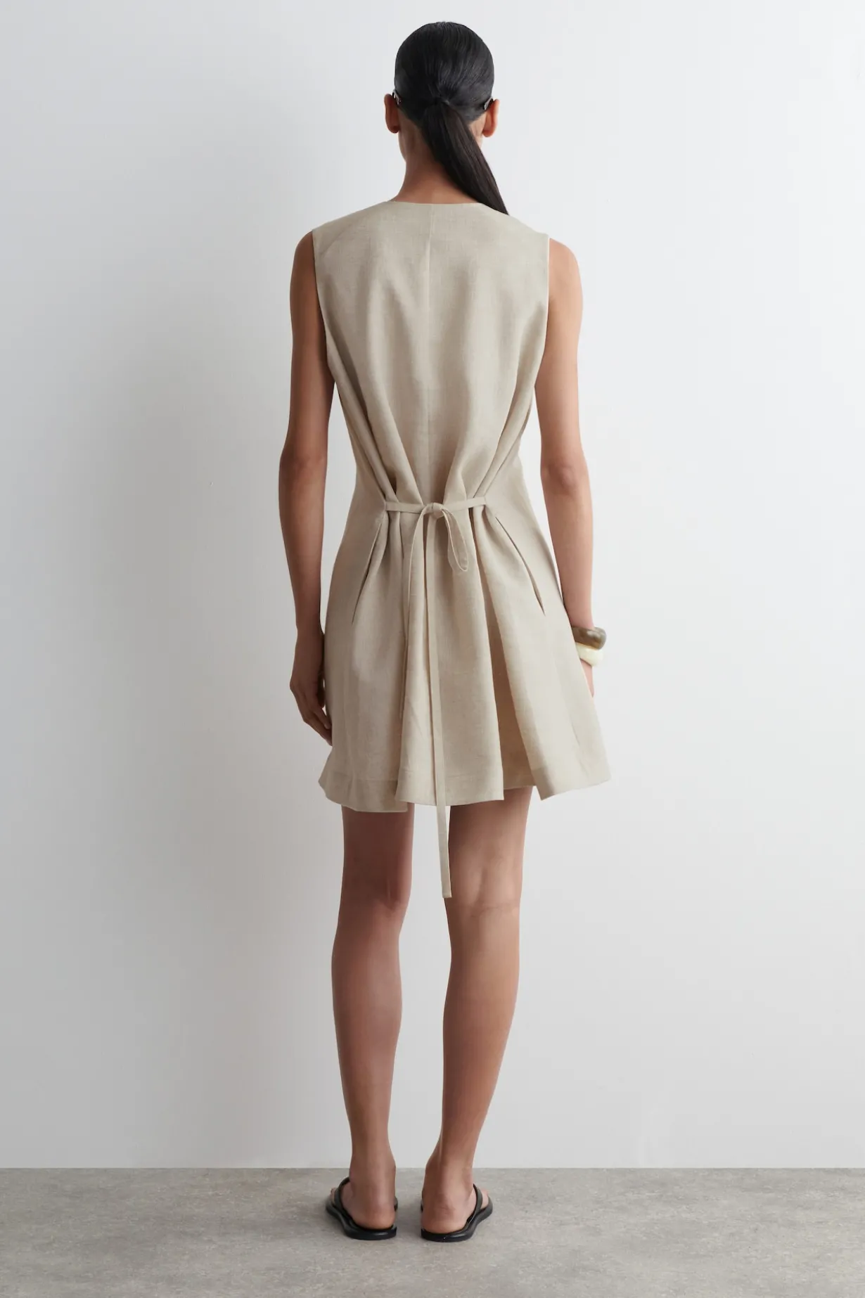 MINIKLEID AUS LEINEN MIT KNÖPFEN