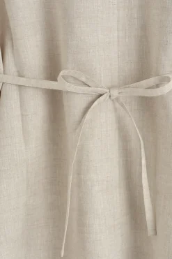 MINIKLEID AUS LEINEN MIT KNÖPFEN