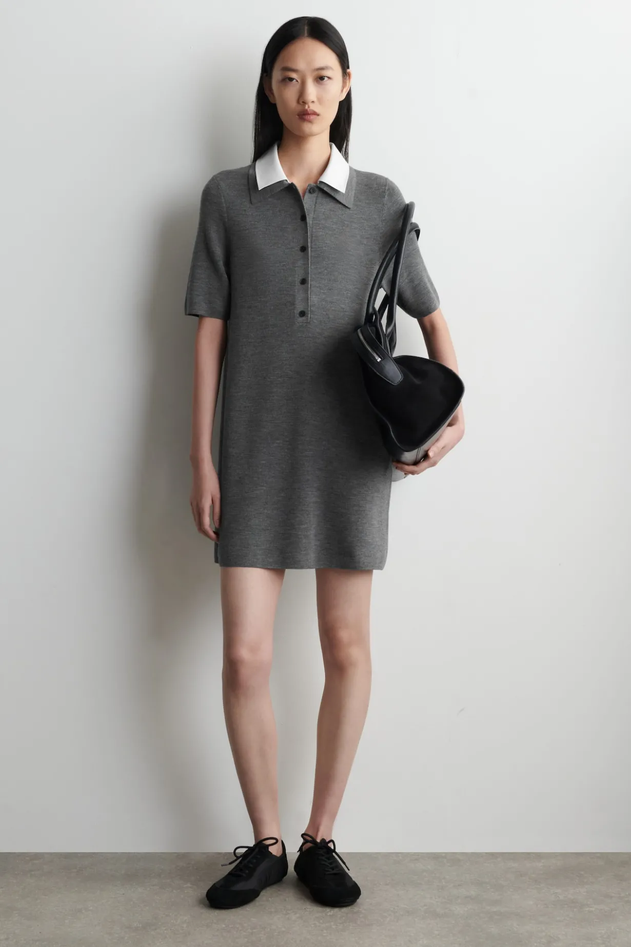 MINIKLEID AUS MERINOWOLLE MIT MEHRLAGIGEM KRAGEN