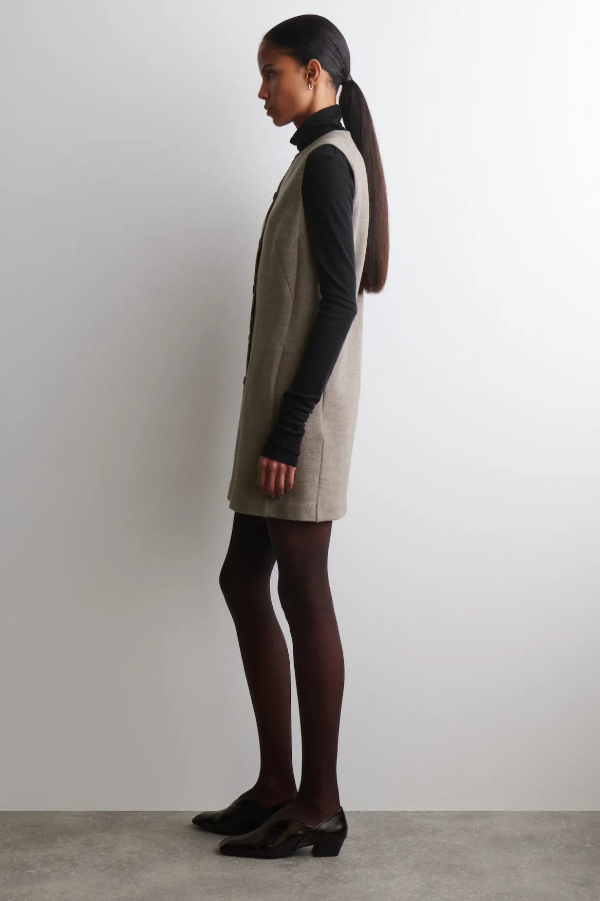 MINIKLEID AUS MERINOWOLLE MIT KNÖPFEN