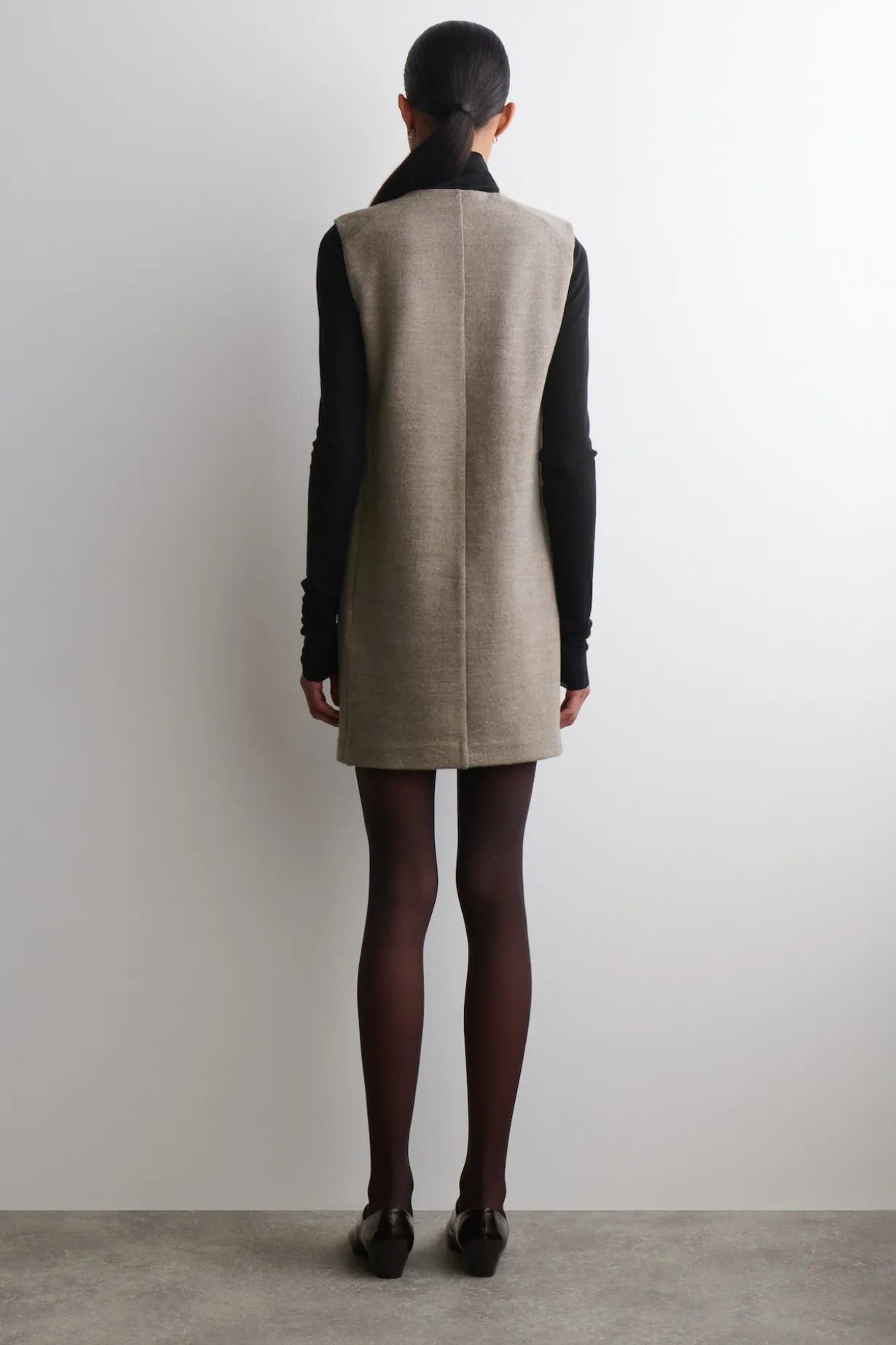 MINIKLEID AUS MERINOWOLLE MIT KNÖPFEN