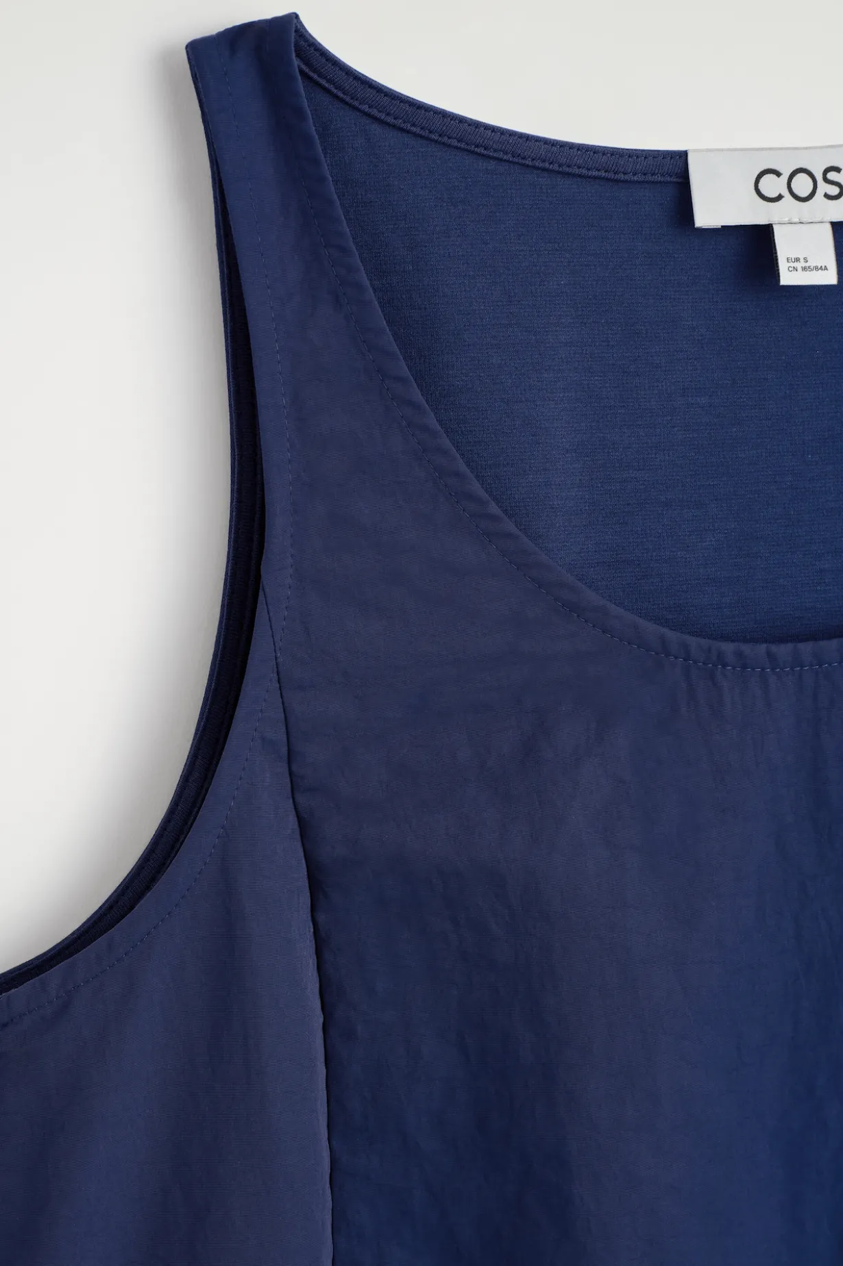 MINIKLEID AUS NYLON MIT JERSEYEINSÄTZEN