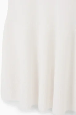 MINIKLEID AUS RIPPSTRICK MIT TIEFER TAILLE