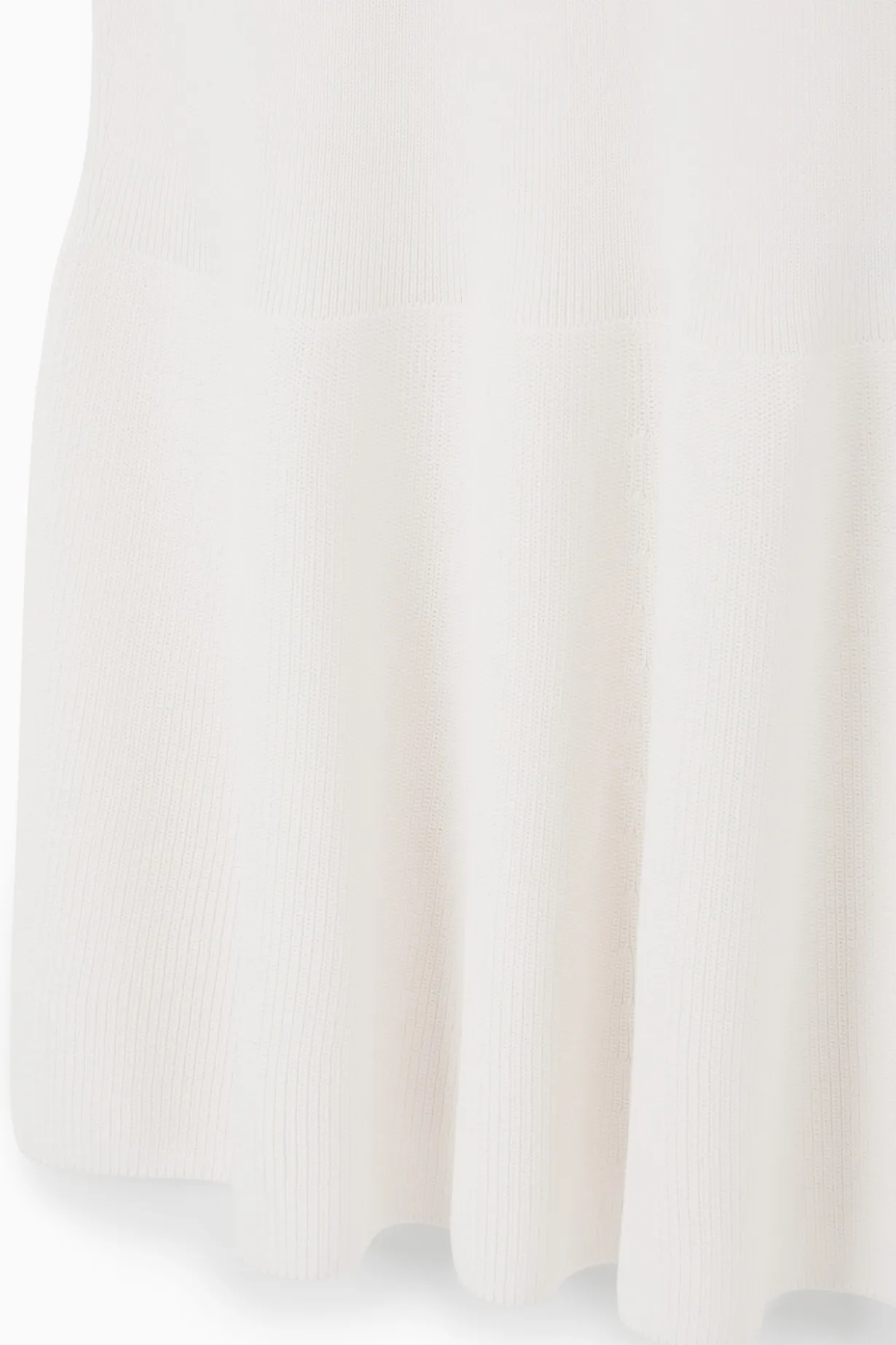 MINIKLEID AUS RIPPSTRICK MIT TIEFER TAILLE