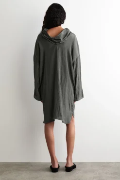 MINIKLEID AUS SATIN IN KNITTEROPTIK
