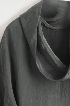 MINIKLEID AUS SATIN IN KNITTEROPTIK