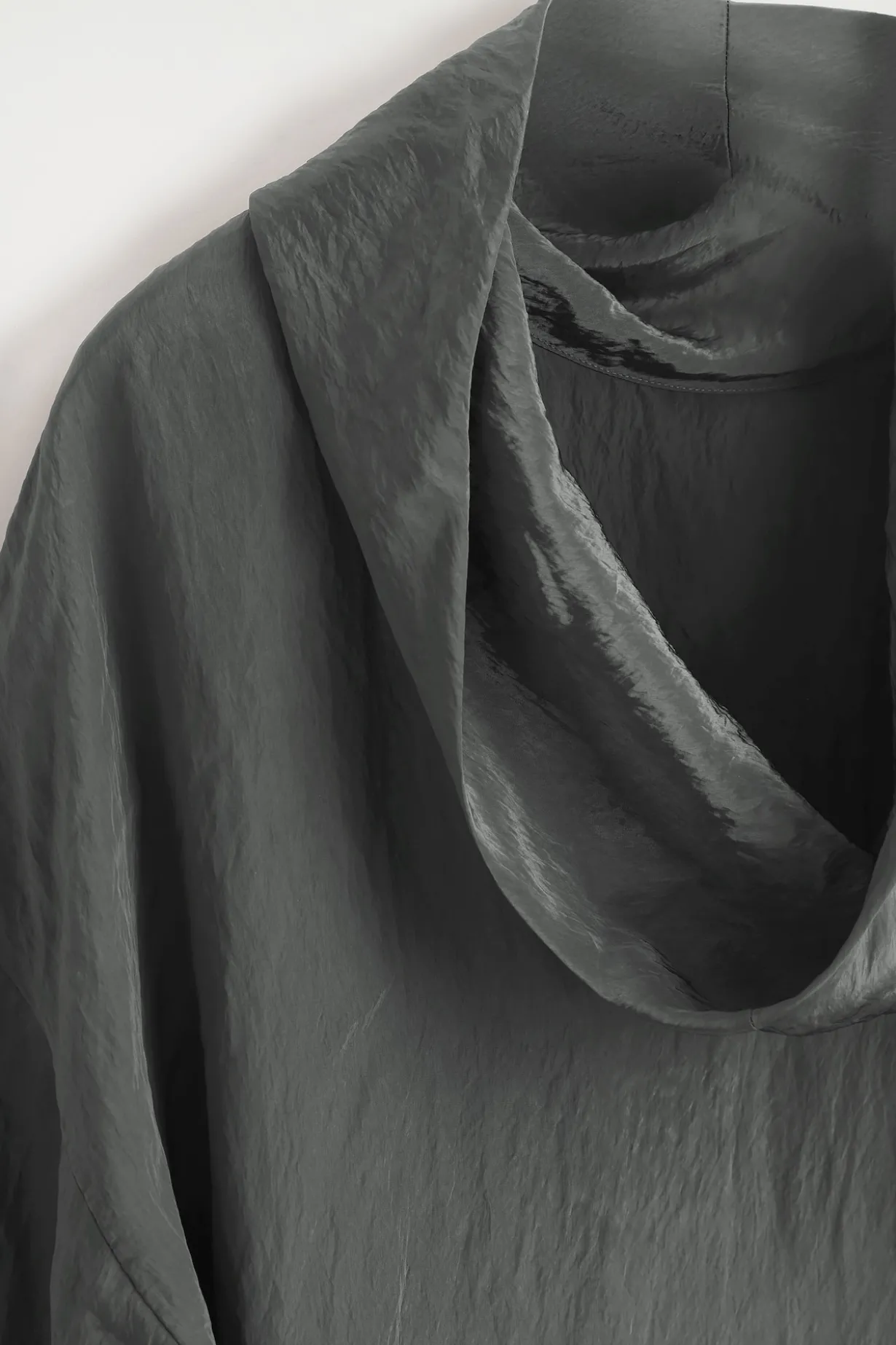 MINIKLEID AUS SATIN IN KNITTEROPTIK