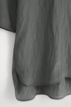 MINIKLEID AUS SATIN IN KNITTEROPTIK