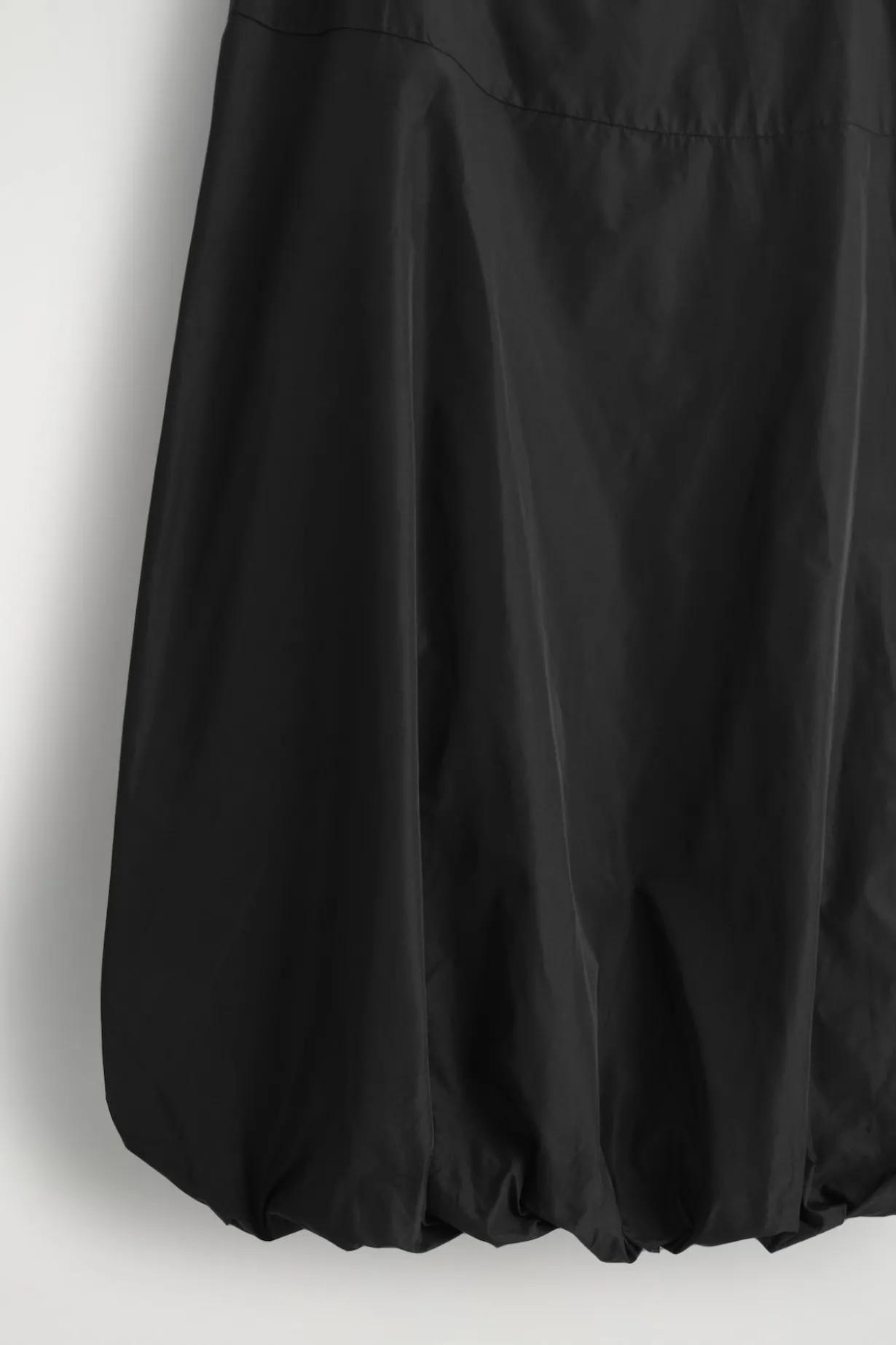 MINIKLEID MIT BUBBLE-SAUM