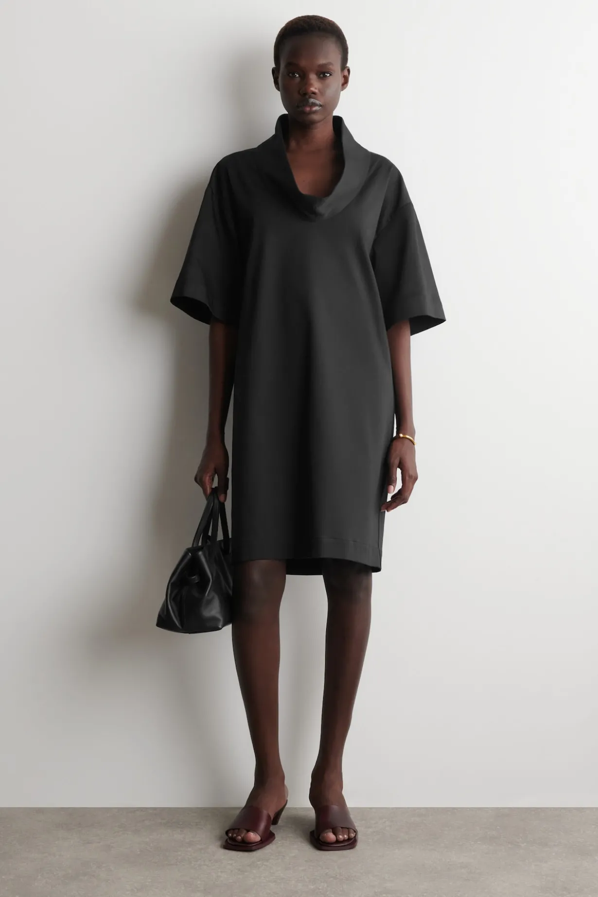 MINIKLEID MIT KRAGEN UND KOKON-SILHOUETTE