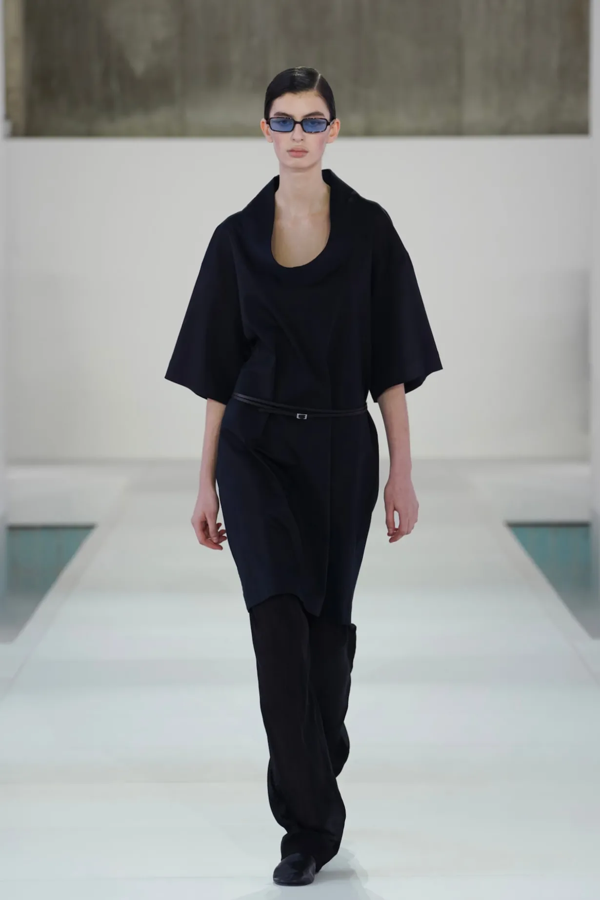 MINIKLEID MIT KRAGEN UND KOKON-SILHOUETTE