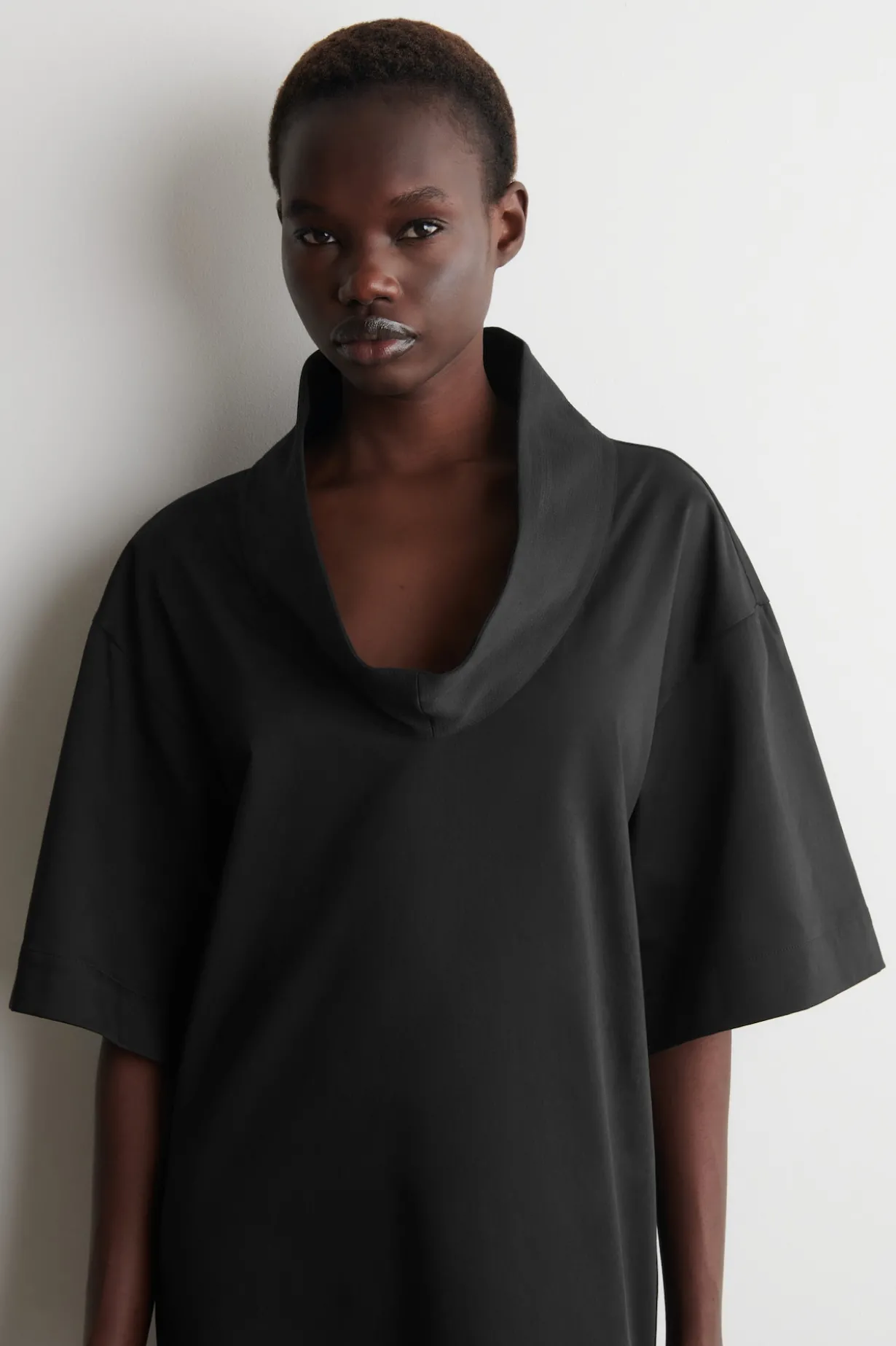 MINIKLEID MIT KRAGEN UND KOKON-SILHOUETTE