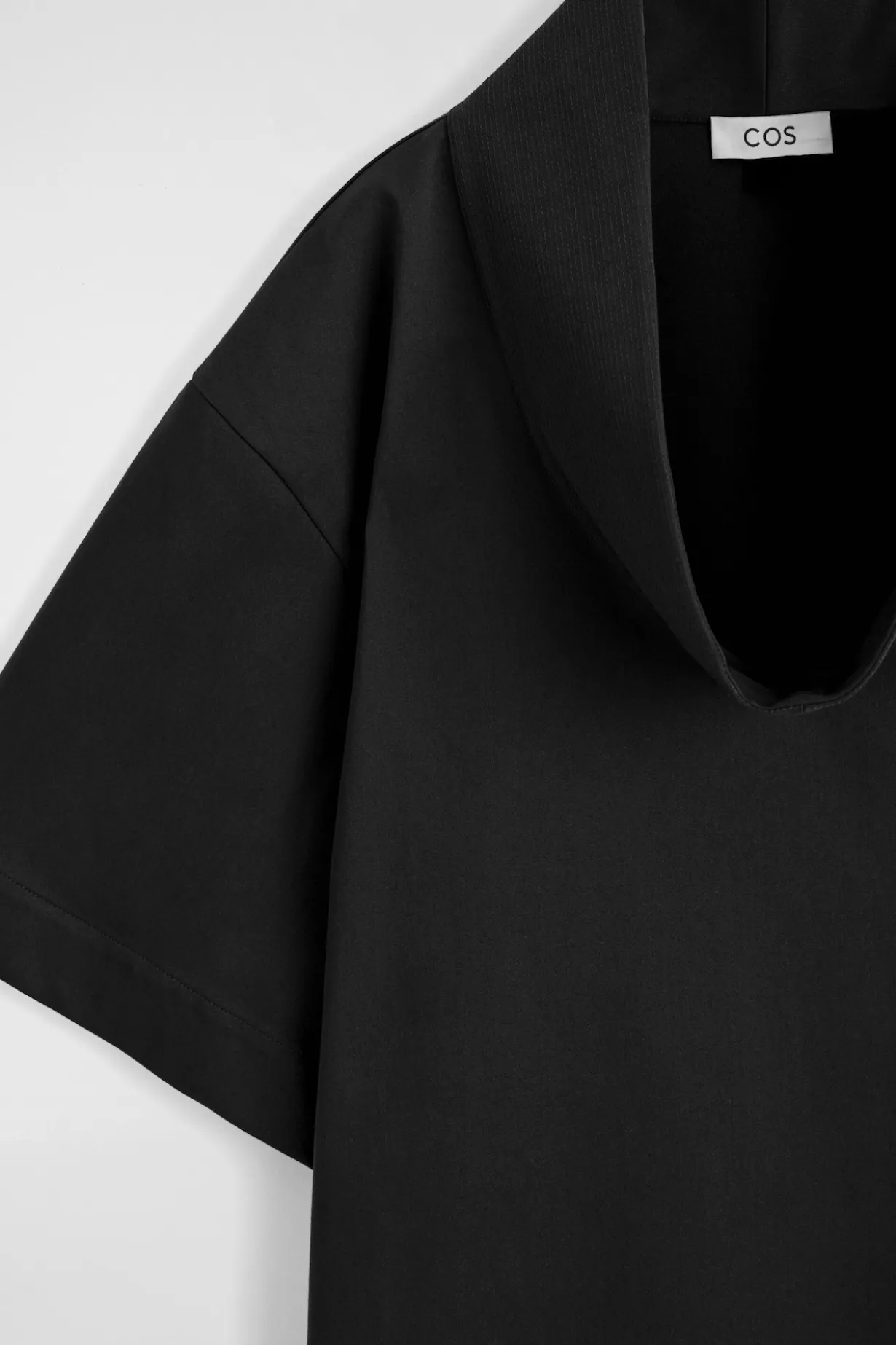 MINIKLEID MIT KRAGEN UND KOKON-SILHOUETTE