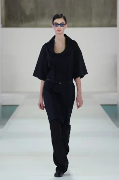 MINIKLEID MIT KRAGEN UND KOKON-SILHOUETTE