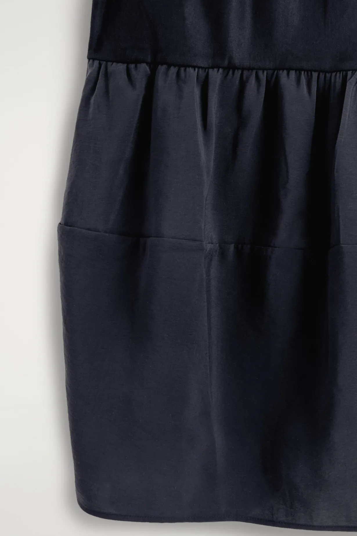 MINIKLEID MIT RAFFUNGEN