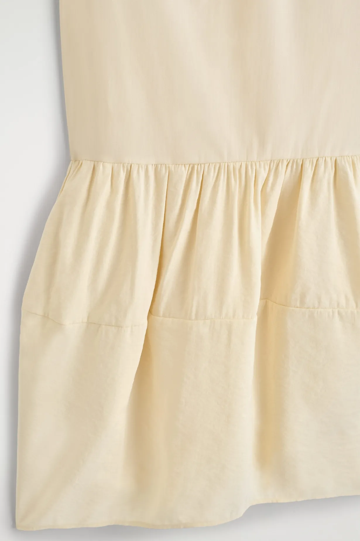 MINIKLEID MIT RAFFUNGEN