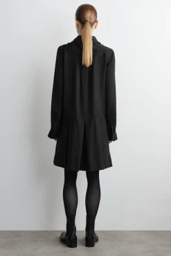 MINIKLEID MIT SCHALDETAIL UND NIEDRIGER TAILLE