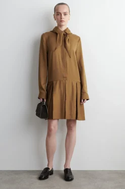 MINIKLEID MIT SCHALDETAIL UND NIEDRIGER TAILLE