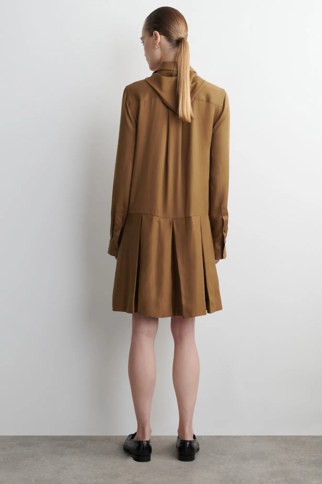 MINIKLEID MIT SCHALDETAIL UND NIEDRIGER TAILLE