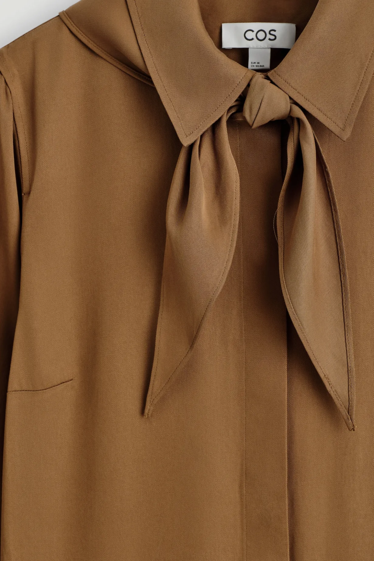 MINIKLEID MIT SCHALDETAIL UND NIEDRIGER TAILLE
