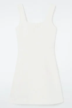 MINI-SCHÜRZENKLEID MIT KARREE-AUSSCHNITT