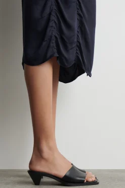 MULES AUS LEDER MIT KITTEN-HEEL