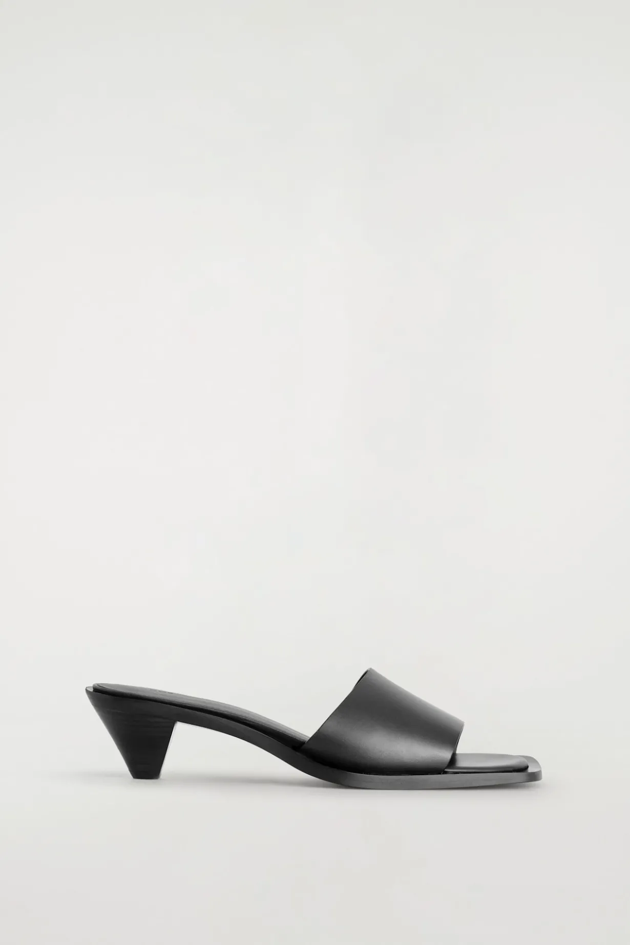 MULES AUS LEDER MIT KITTEN-HEEL