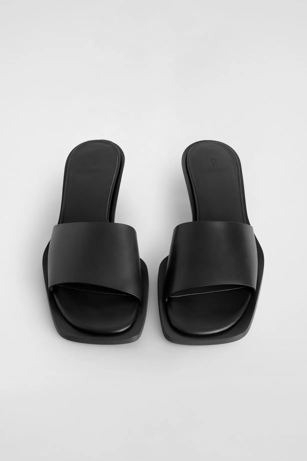 MULES AUS LEDER MIT KITTEN-HEEL