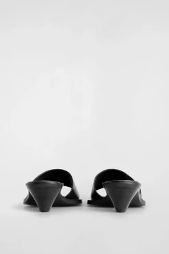 MULES AUS LEDER MIT KITTEN-HEEL