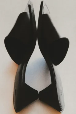 MULES AUS LEDER MIT KITTEN-HEEL
