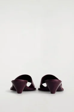 MULES AUS LEDER MIT KITTEN-HEEL