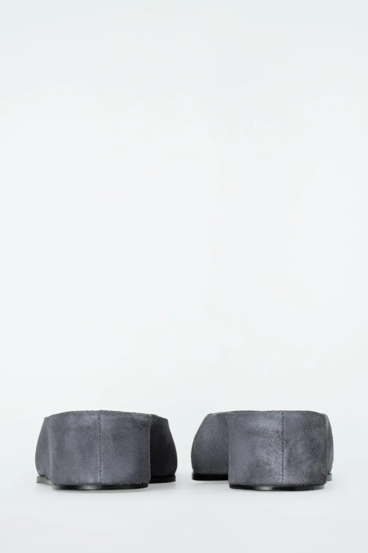 MULES AUS LEDER MIT SPITZER ZEHENKAPPE