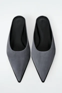 MULES AUS LEDER MIT SPITZER ZEHENKAPPE