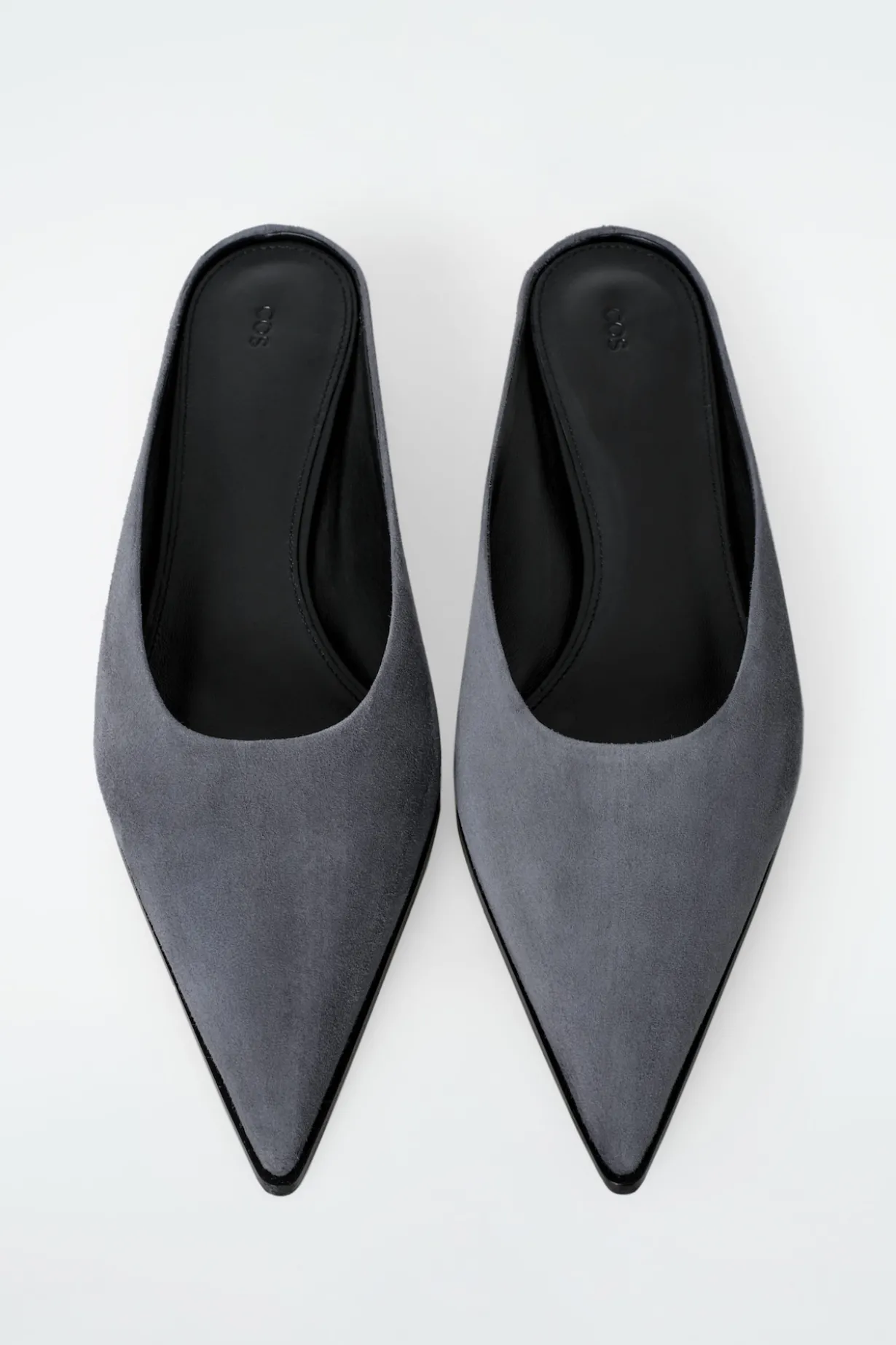 MULES AUS LEDER MIT SPITZER ZEHENKAPPE