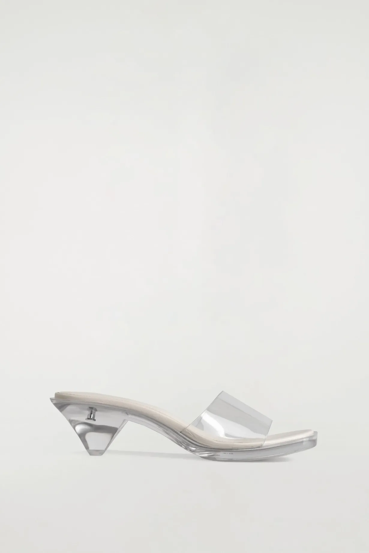 MULES AUS PERSPEX MIT KITTEN-HEEL