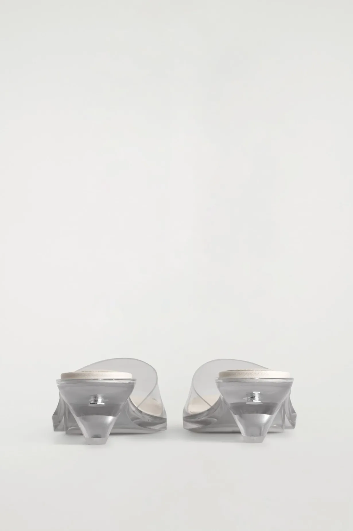 MULES AUS PERSPEX MIT KITTEN-HEEL