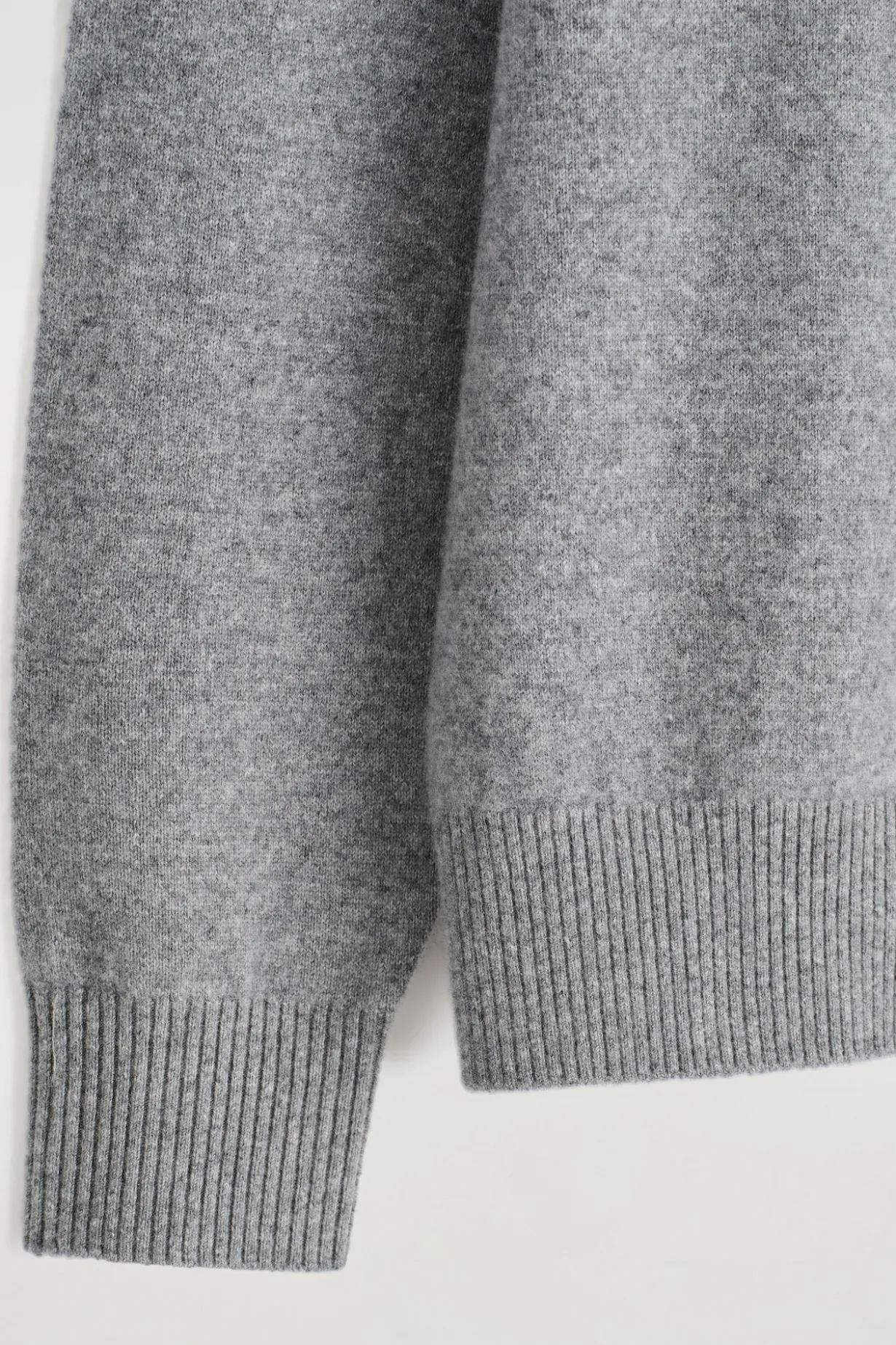 NAHTLOSER KASCHMIRPULLOVER MIT RUNDHALSAUSSCHNITT