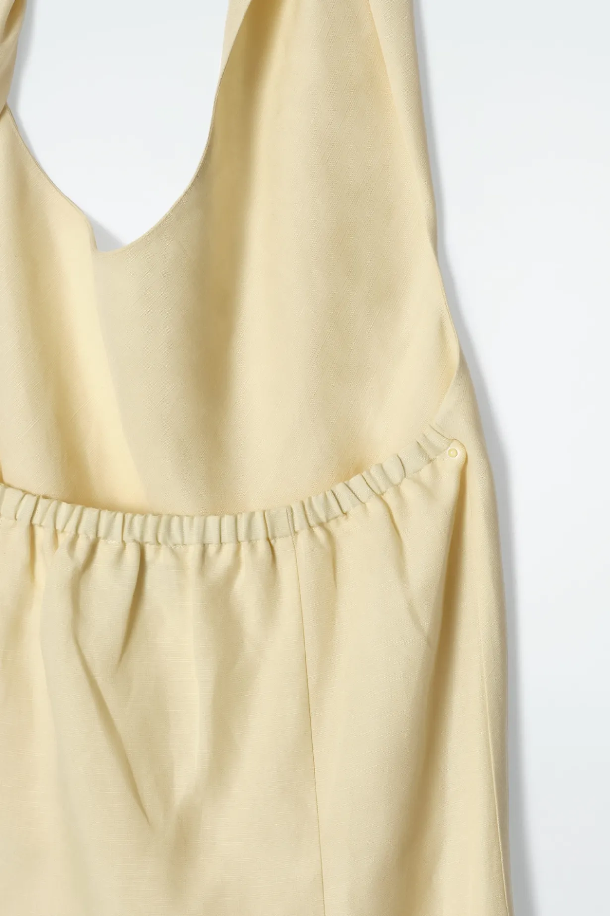 NECKHOLDER-KLEID AUS LEINEN-MIX