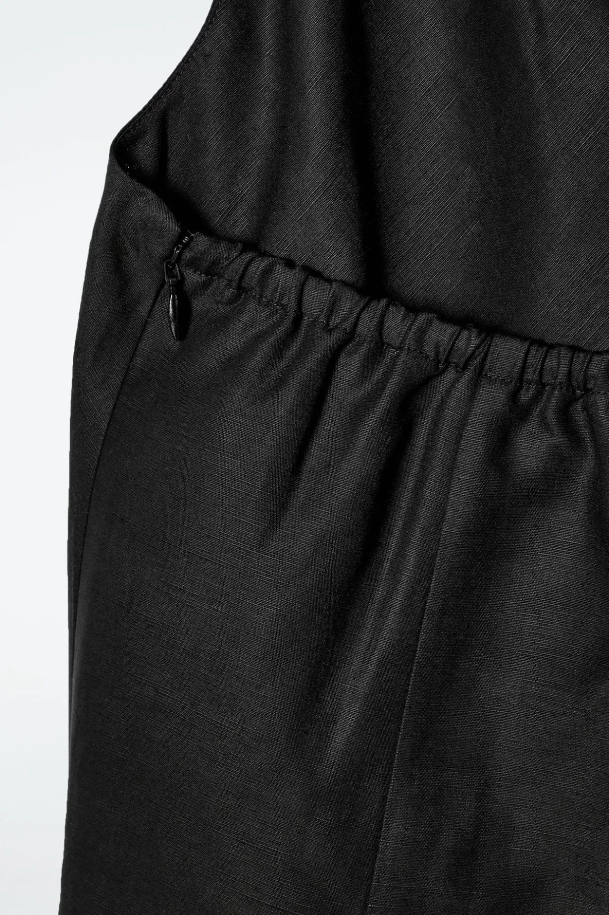 OBERTEIL AUS LEINEN MIT TWIST-DETAIL