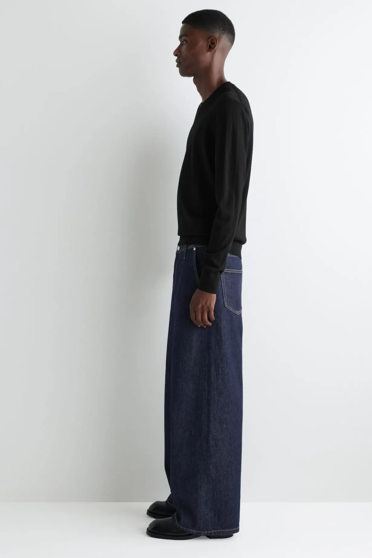 OVERSIZED-HOSE AUS DENIM MIT WEITEM BEIN