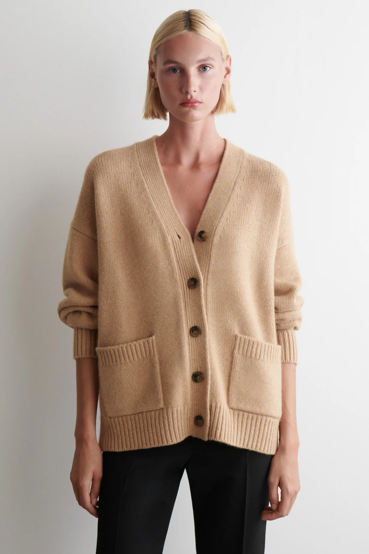 OVERSIZED-STRICKJACKE AUS MERINOWOLLE