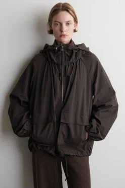 PARKA AUS FUNKTIONSMATERIAL MIT KAPUZE